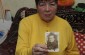 Zoya K., nacida en 1933, sostiene la foto de su padre judío que, a pesar de estar escondido y tener documentación falsa, fue detenido y ejecutado por los alemanes. ©Nicolas Tkatchouk/Yahad - In Unum